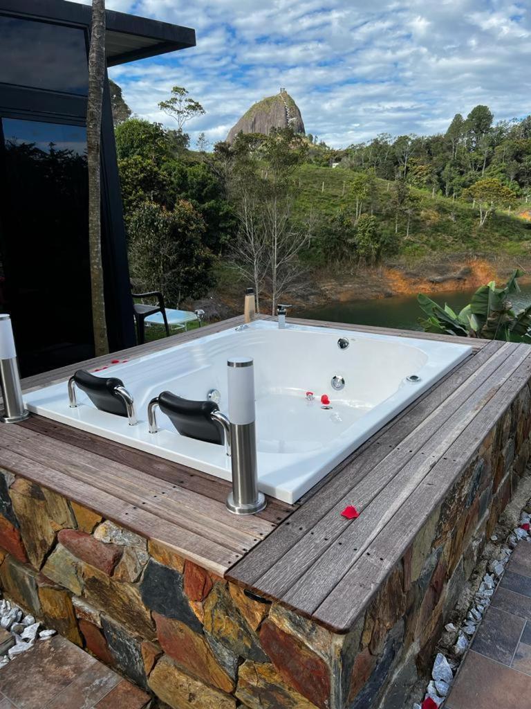 Sin Prisa "Not Rush" Cabana Preciosa! Con Jacuzzi, Vista Y Acceso Directo Al Embalse, Vista A La Piedra , Deporte Acuatico Paddle Board And Breakfast Incluidos ! Imperdible Guatape Exterior photo