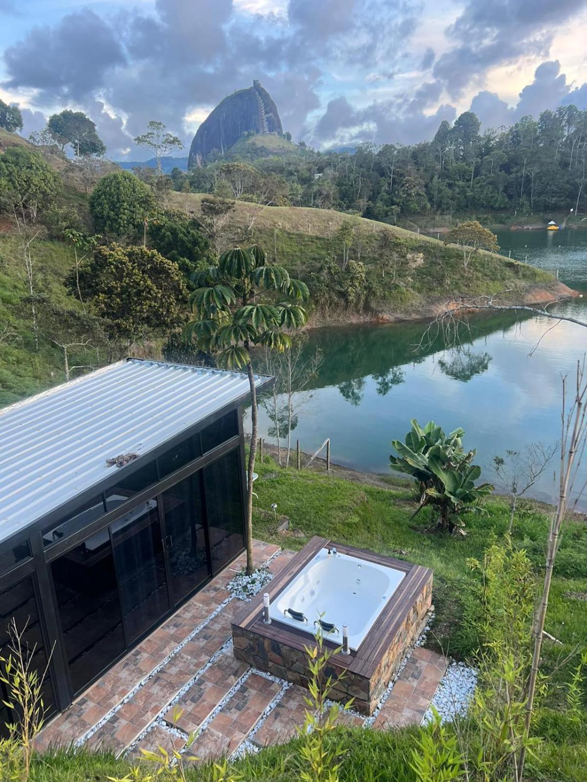 Sin Prisa "Not Rush" Cabana Preciosa! Con Jacuzzi, Vista Y Acceso Directo Al Embalse, Vista A La Piedra , Deporte Acuatico Paddle Board And Breakfast Incluidos ! Imperdible Guatape Exterior photo